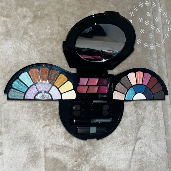 Beauty Revolution Other - Beauty Revolution makeup set